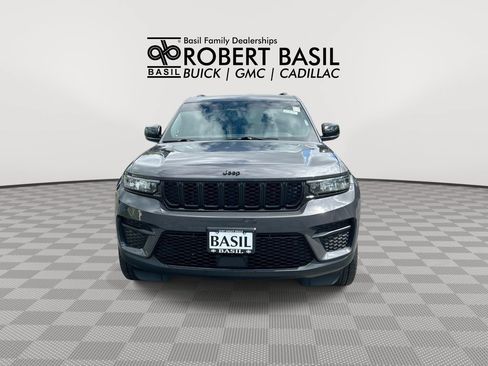 Used 2023 Jeep Grand Cherokee Altitude AWD/4WD image 3