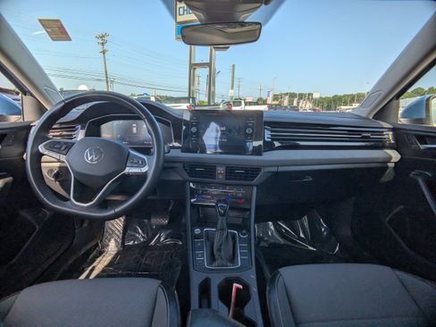 Used 2025 Volkswagen Jetta SE FWD image 15