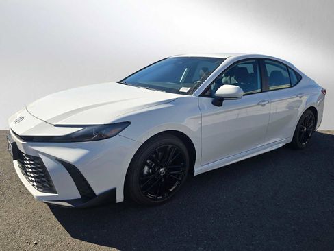 Used 2025 Toyota Camry SE image 7