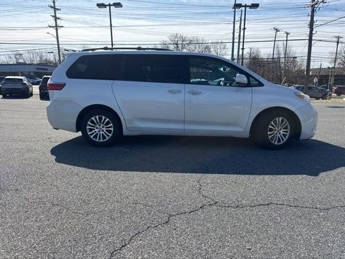 Used 2015 Toyota Sienna XLE w/ XLE Navigation Package image 7