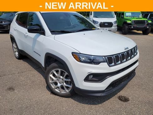 Used 2023 Jeep Compass Latitude AWD/4WD image 1