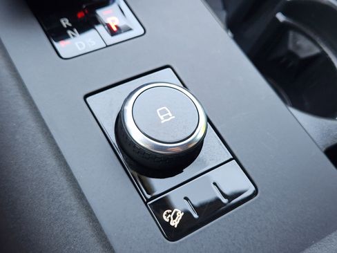 Used 2024 Land Rover Discovery Dynamic SE image 23