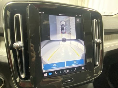 Used 2025 Volvo XC40 B5 Plus image 25