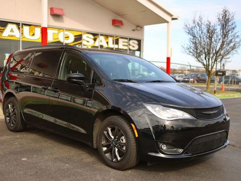 Used 2020 Chrysler Pacifica Touring-L image 3