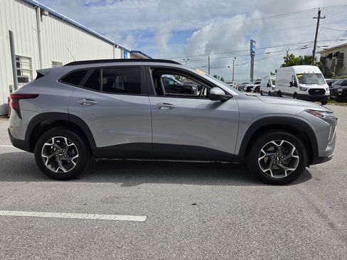 Used 2025 Chevrolet Trax LT w/ Driver Confidence Package FWD image 6