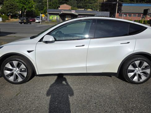 Used 2021 Tesla Model Y Long Range AWD/4WD image 8