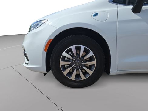 Used 2024 Chrysler Pacifica Limited FWD image 9