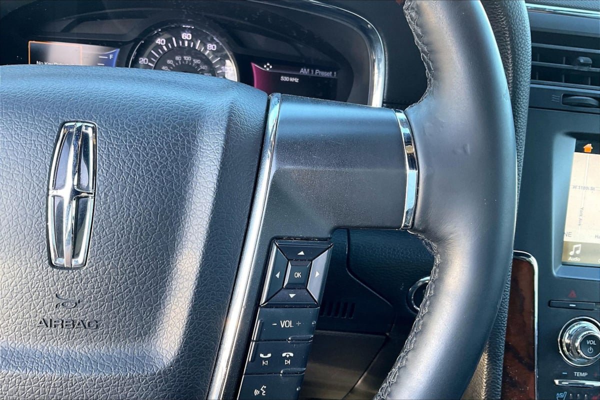 Used 2016 Lincoln Navigator Select RWD image 19