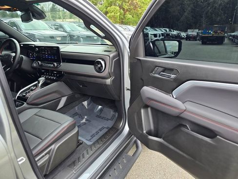 Used 2025 Chevrolet Colorado Z71 w/ Technology Package image 10