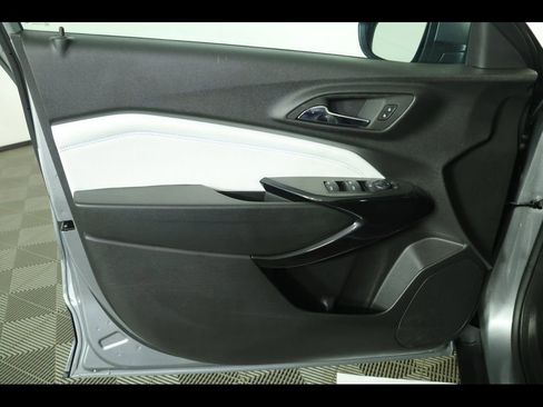 Used 2025 Chevrolet Trax LT w/ LT Convenience Package image 20