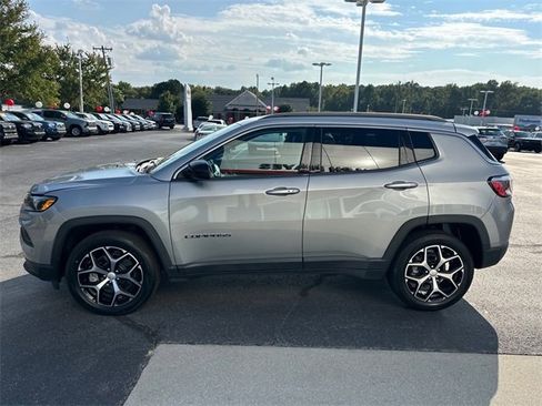 Used 2024 Jeep Compass Latitude image 6