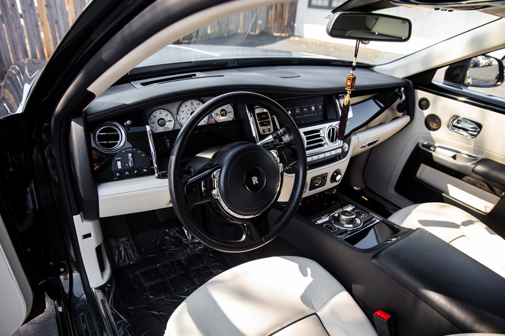 Used 2014 Rolls-Royce Ghost RWD image 17