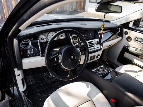 Used 2014 Rolls-Royce Ghost image 17