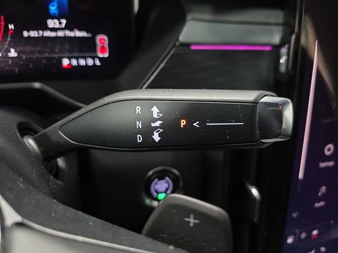 Used 2024 GMC Acadia AT4 w/ Luxury Package image 21