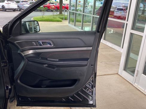 Used 2018 Ford Explorer XLT w/ Equipment Group 202A AWD/4WD image 26
