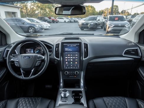 Used 2024 Ford Edge Titanium image 2