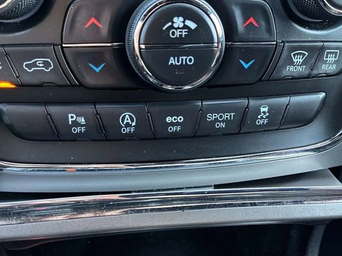 Used 2020 Jeep Grand Cherokee Laredo AWD/4WD image 28
