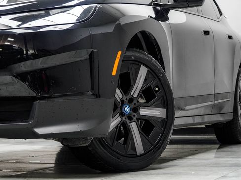Used 2024 BMW iX xDrive50 AWD/4WD image 3
