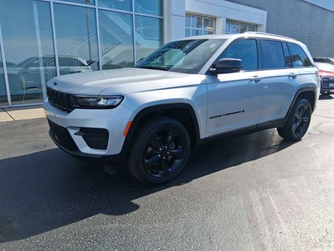 Used 2023 Jeep Grand Cherokee Altitude image 2