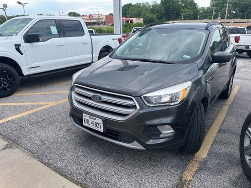 Used 2018 Ford Escape SE FWD image 1
