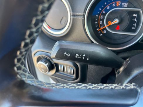 Used 2020 Jeep Gladiator Overland AWD/4WD image 12