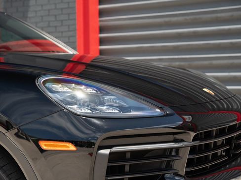 Used 2020 Porsche Cayenne AWD/4WD image 2