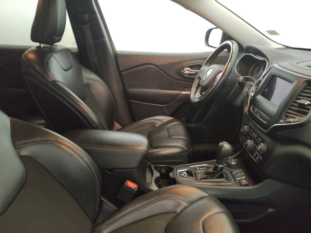 Used 2019 Jeep Cherokee Latitude Plus w/ Cold Weather Group AWD/4WD image 21