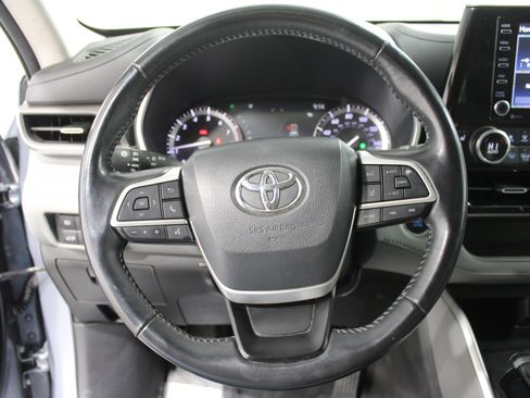 Used 2022 Toyota Highlander XLE image 9