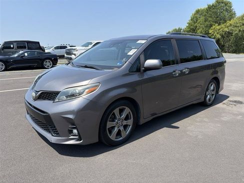Used 2019 Toyota Sienna SE FWD image 21