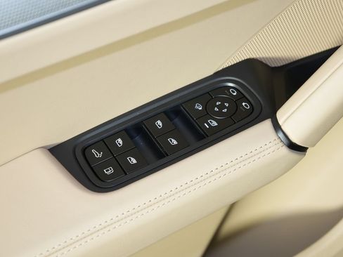Certified 2026 Porsche Cayenne E-Hybrid AWD/4WD image 17
