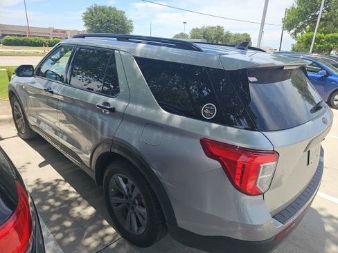 Used 2021 Ford Explorer XLT w/ Equipment Group 202A RWD image 3
