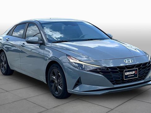 Used 2022 Hyundai Elantra SEL w/ Preferred Accessory Package FWD image 3