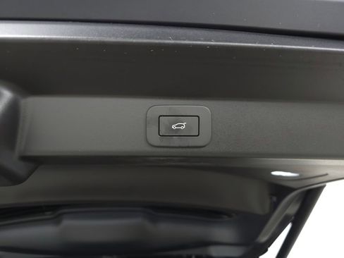Used 2025 Land Rover Range Rover Sport SE AWD/4WD image 7