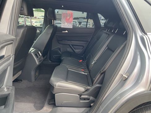 Used 2020 Volkswagen Atlas Cross Sport SE w/ Panoramic Sunroof Package FWD image 9