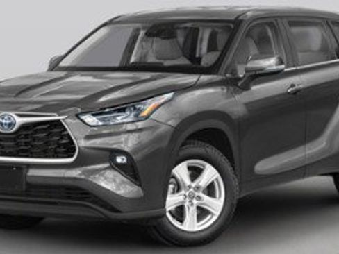 Used 2024 Toyota Highlander LE FWD image 1