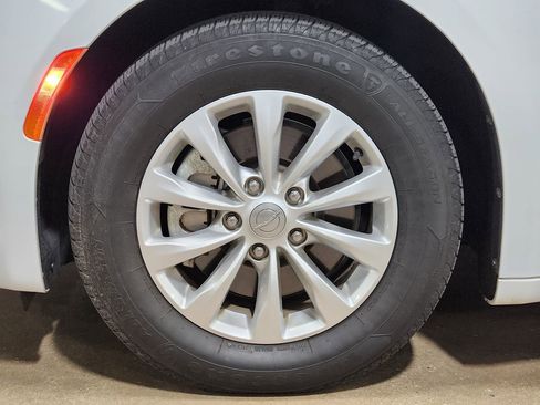 Used 2018 Chrysler Pacifica Touring Plus FWD image 26