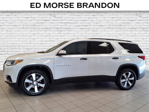 Used 2021 Chevrolet Traverse LT w/ LT Premium Package image 2