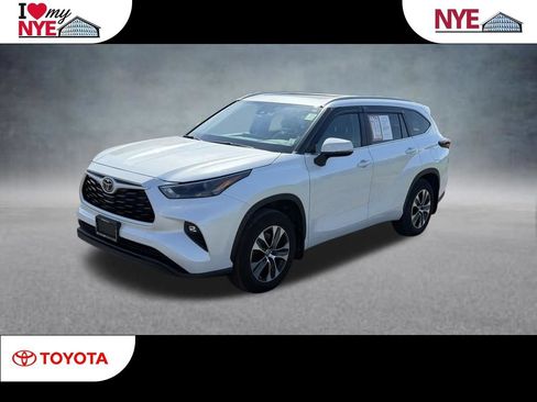 Used 2024 Toyota Highlander XLE AWD/4WD image 1