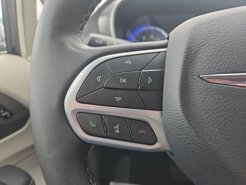 Used 2024 Chrysler Pacifica Touring-L image 35