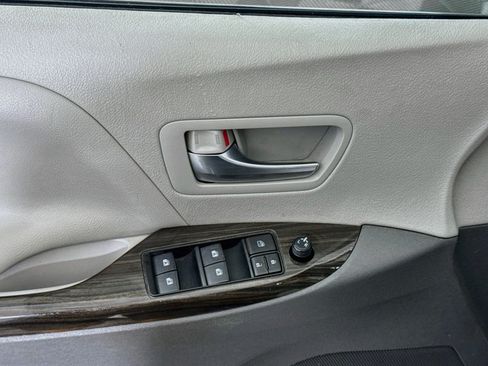 Used 2020 Toyota Sienna XLE w/ XLE Navigation Package FWD image 24