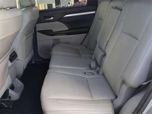 Used 2016 Toyota Highlander XLE image 14