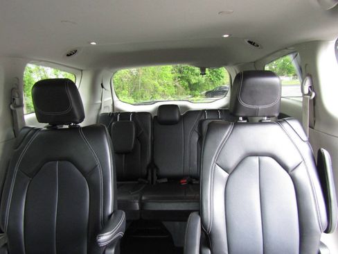 Used 2024 Chrysler Pacifica Touring-L FWD image 12
