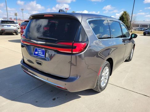 Used 2023 Chrysler Pacifica Touring-L FWD image 5