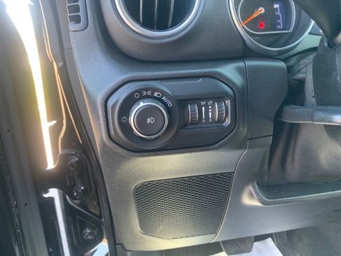 Used 2018 Jeep Wrangler Unlimited Sahara w/ Safety Group image 13