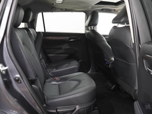 Used 2023 Toyota Highlander Limited AWD/4WD image 12