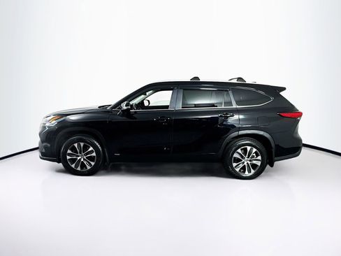 Used 2023 Toyota Highlander XLE AWD/4WD image 4