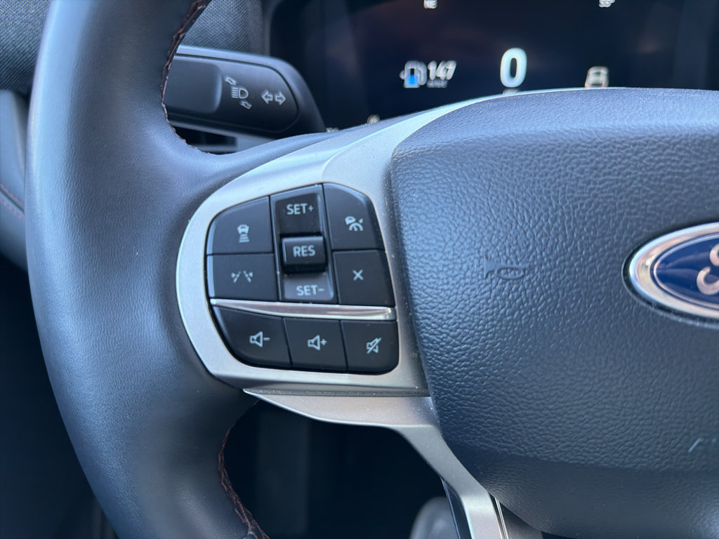 Used 2025 Ford Explorer Active AWD/4WD image 17