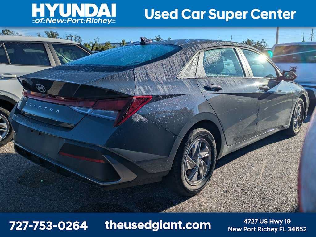 Used 2025 Hyundai Elantra SE FWD image 2