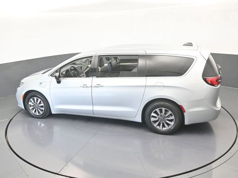 Used 2024 Chrysler Pacifica Select image 53