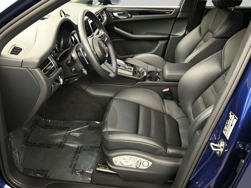 Certified 2025 Porsche Macan AWD/4WD image 6